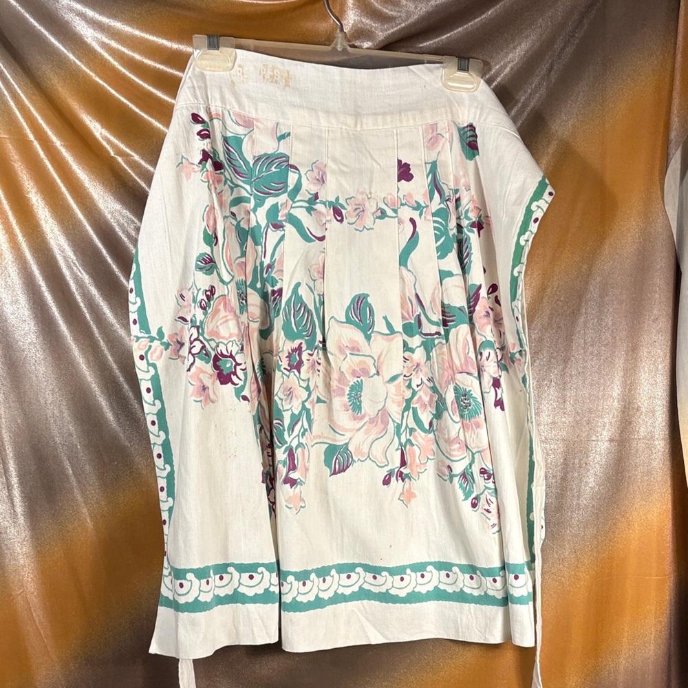 Vintage 40’s Floral Print Women's apron from‎ an old tablecloth. B6